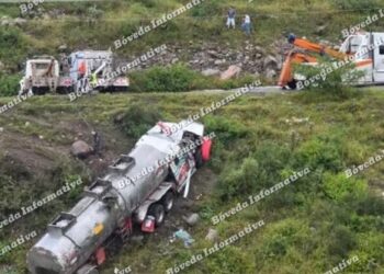 Volcadura en la carretera Tasquillo–Jacala mantiene cerrada la circulación en Zimapán