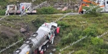 Volcadura en la carretera Tasquillo–Jacala mantiene cerrada la circulación en Zimapán