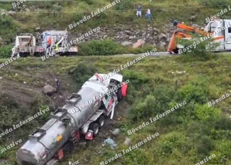 Volcadura en la carretera Tasquillo–Jacala mantiene cerrada la circulación en Zimapán