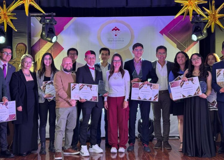 Eduardo Medécigo entrega el Premio Municipal de la Juventud 2025