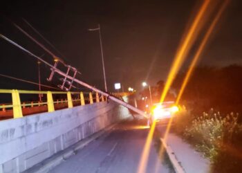 En Atitalaquia, accidente en puente Bojay provoca caída de poste y cierre vial parcial