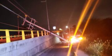 En Atitalaquia, accidente en puente Bojay provoca caída de poste y cierre vial parcial