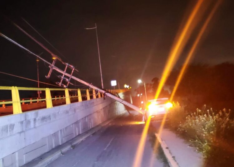 En Atitalaquia, accidente en puente Bojay provoca caída de poste y cierre vial parcial
