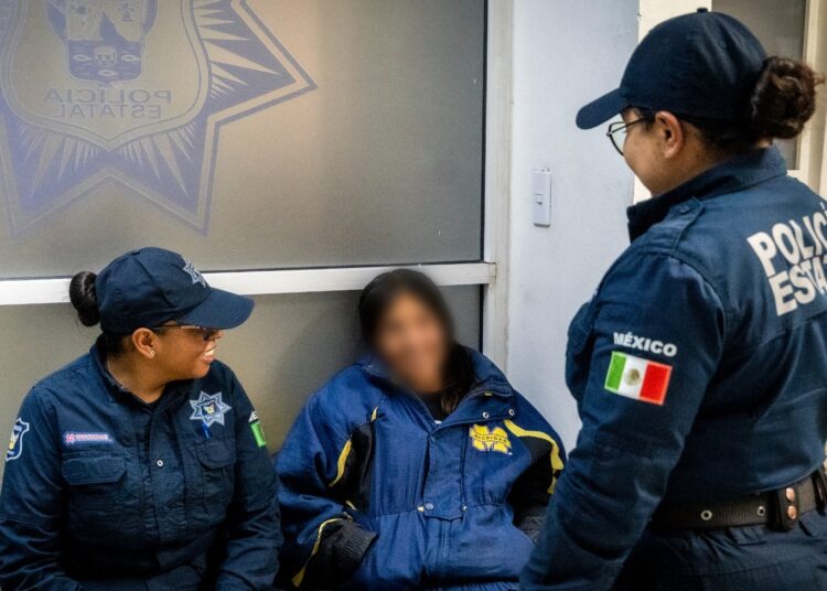 Policía Violeta localiza a mujer extraviada en Edomex y la reúne con su familia