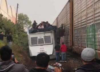 Tren embiste autobús en Atlacomulco; se reportan ocho fallecidos y decenas de heridos