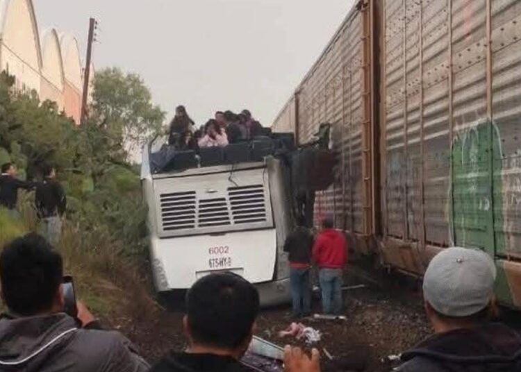 Tren embiste autobús en Atlacomulco; se reportan ocho fallecidos y decenas de heridos