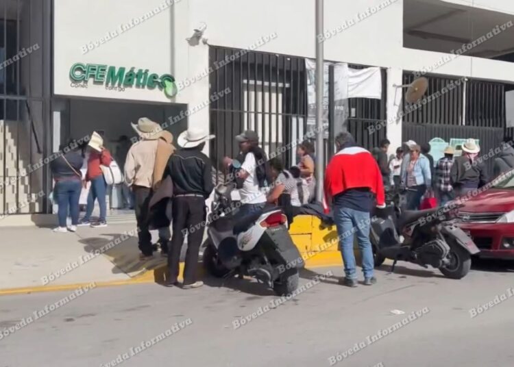 Habitantes de Alfajayucan se manifiestan en Ixmiquilpan y advierten bloqueo vial