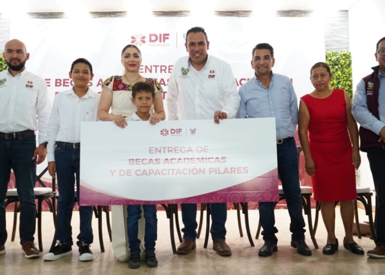 Lentes, becas y proyectos comunitarios llegan a Huejutla