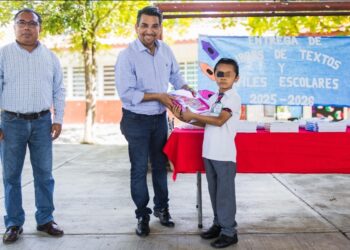 Presidente Municipal acompaña arranque de clases y entrega apoyos en Huejutla