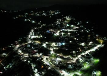 Rehabilitan sistema de alumbrado en el Barrio La Camelia