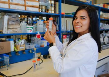 Estudiante Garza recibe beca para fortalecer proyecto de descontaminación de aguas