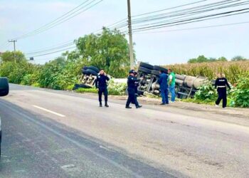 Volcadura de pipa provoca cierre parcial en la carretera Refinería–Tula