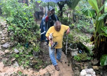 Familia es rescatada de vivienda en riesgo de colapso en Huejutla; abuelito salió cargando a su perro