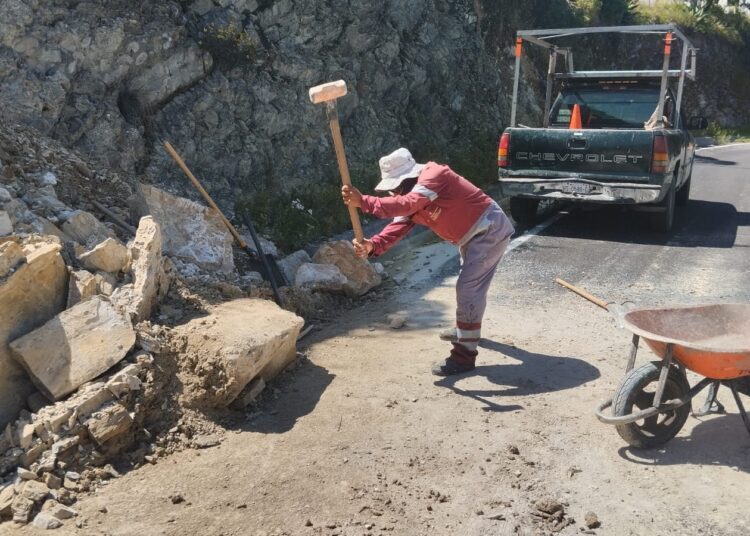Avanzan los trabajos para rehabilitar caminos y carreteras en municipios afectados