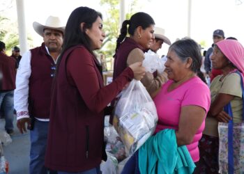 Abren 231 caminos y entregan más de 100 mil despensas