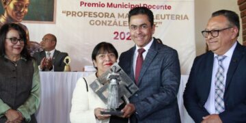 Reconocen en Mineral de la Reforma la entrega y vocación del magisterio con el Premio Municipal Docente 2025