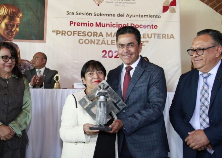 Reconocen en Mineral de la Reforma la entrega y vocación del magisterio con el Premio Municipal Docente 2025