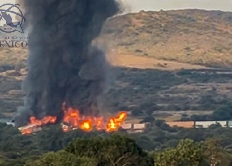 Descarrilamiento de tren provoca explosión y gran incendio