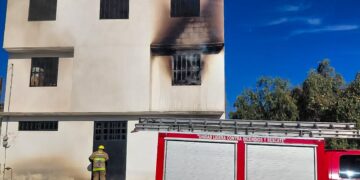 Bomberos de Pachuca controlan incendio en domicilio deshabitado en la colonia La Loma