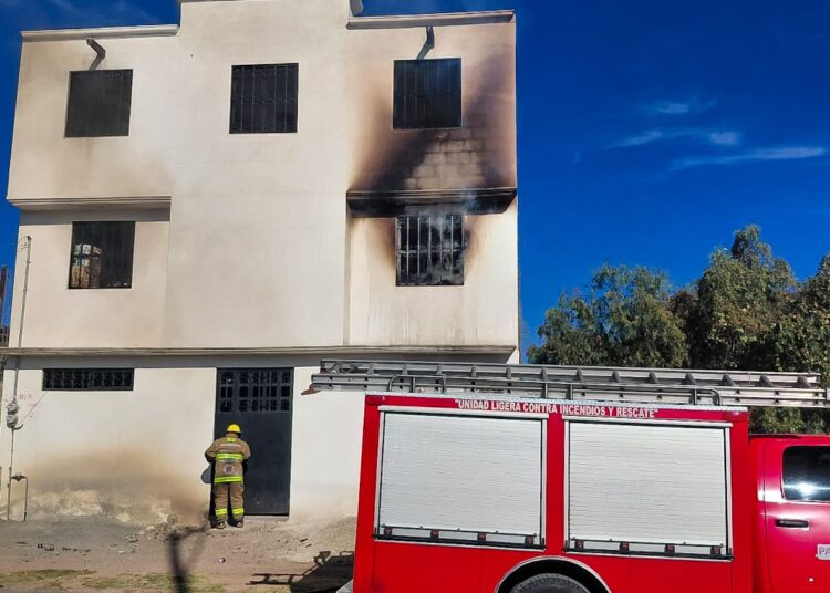Bomberos de Pachuca controlan incendio en domicilio deshabitado en la colonia La Loma