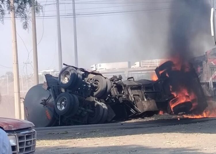 Tren embiste pipa y provoca incendio en la carretera Tlahuelilpan–Tula