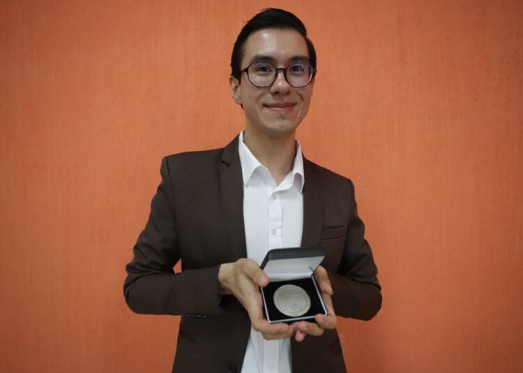 Estudiante de Medicina de la UAEH recibe medalla nacional por excelencia académica
