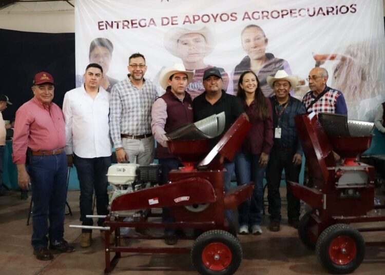 Entrega Saderh proyectos agropecuarios en Chapulhuacán y Jacala