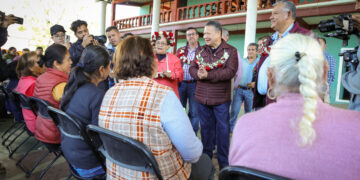 Menchaca refuerza la reconstrucción en Lolotla con obras y programas sociales