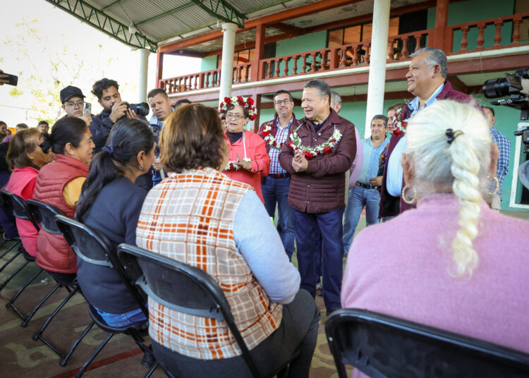 Menchaca refuerza la reconstrucción en Lolotla con obras y programas sociales