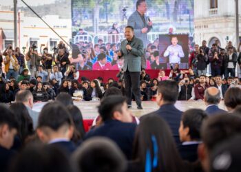 Julio Menchaca entrega 10 mil tabletas a estudiantes de nivel medio superior