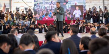 Julio Menchaca entrega 10 mil tabletas a estudiantes de nivel medio superior