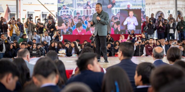 Julio Menchaca entrega 10 mil tabletas a estudiantes de nivel medio superior