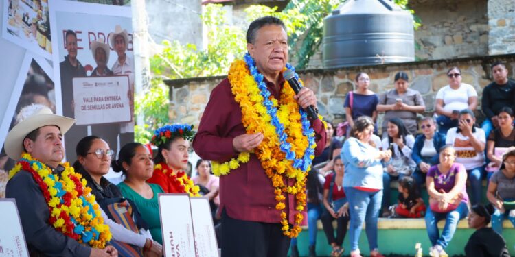 Programas sociales son política pública, no una dádiva: Julio Menchaca