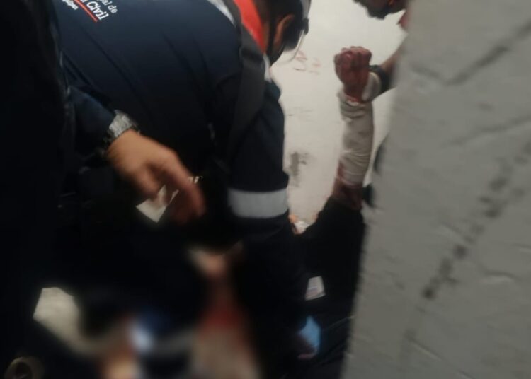 De agresor a lesionado: hombre se hiere gravemente dentro de barandilla municipal