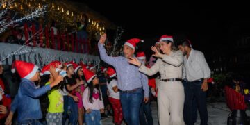 Huejutla da inicio a la Navidad con el encendido del Pino y la Villa Navideña