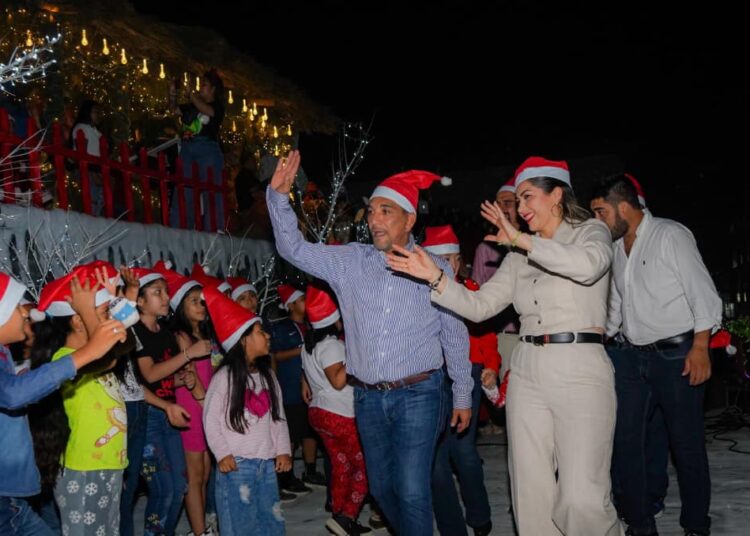 Huejutla da inicio a la Navidad con el encendido del Pino y la Villa Navideña