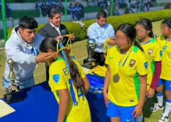 Diputado Aldo Meza felicita a los ganadores de la final del Torneo de Juegos Estudiantiles de la Zona 47 de Telesecundarias