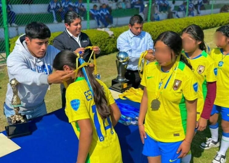 Diputado Aldo Meza felicita a los ganadores de la final del Torneo de Juegos Estudiantiles de la Zona 47 de Telesecundarias