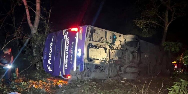 Accidente de autobús en la carretera Pachuca–Huejutla deja fallecidos y múltiples lesionados