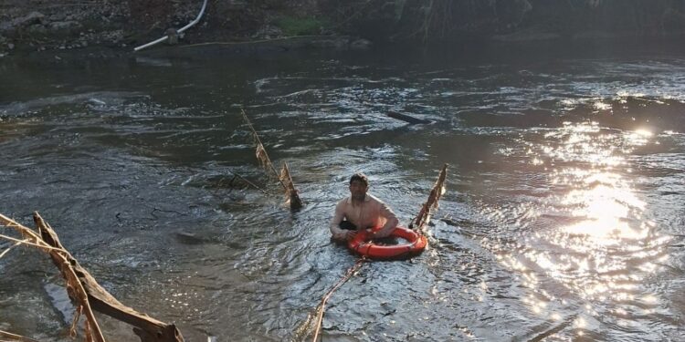 Rescatan a hombre del río Tula en Ixmiquilpan