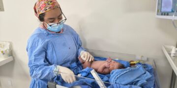 El Año Nuevo llena de felicidad a familia con la llegada de Sofía Isabela, primera bebé que nace en el IMSS este 2026