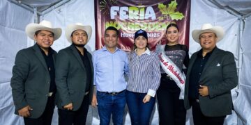 Trío Aurora Hidalguense llena de orgullo y tradición el Teatro del Pueblo en Huejutla