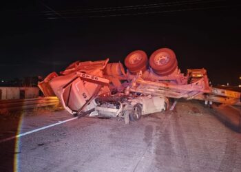 Volcadura de tractocamión provoca cierre total del Arco Norte