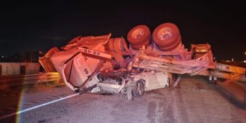 Volcadura de tractocamión provoca cierre total del Arco Norte