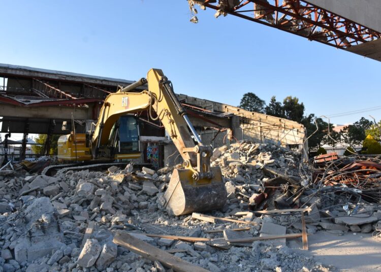 Avanza demolición del Salón de Plenos del Congreso del Estado de Hidalgo