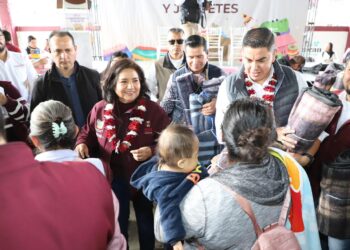 DIF Hidalgo refuerza apoyo invernal en regiones prioritarias con entrega de cerca de 5 mil cobijas, juguetes y despensas