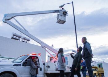 Mineral de la Reforma avanza en la modernización del alumbrado público