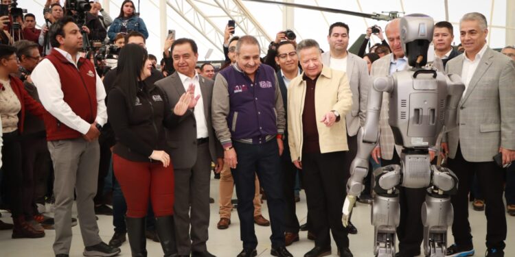 Julio Menchaca consolida formación de hidalguenses en áreas STEM