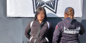 Policía municipal asegura a presunta responsable de robo en Walmart de Pachuca
