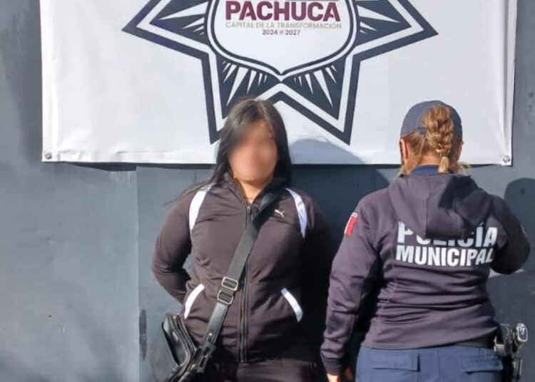 Policía municipal asegura a presunta responsable de robo en Walmart de Pachuca